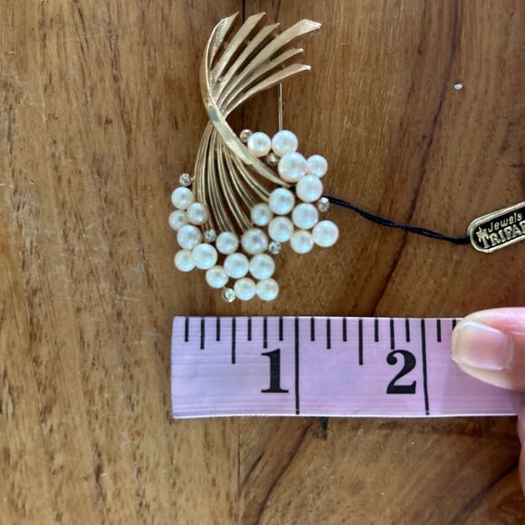Vtg CROWN TRIFARI Brushed Gold Tone Faux Pearls Earrings Clip On Pin Brooch Set - Picture 12 of 13